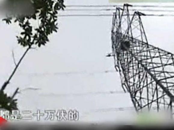 惨！男孩与父母吵架爬上高压电塔 触电身亡_易看