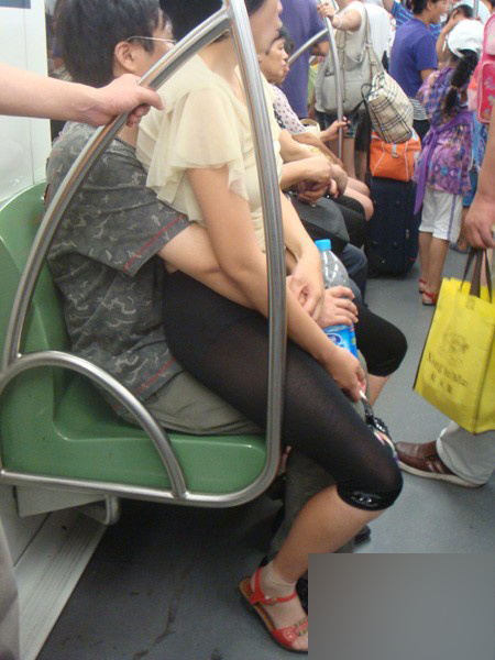 美女坐车真不低调