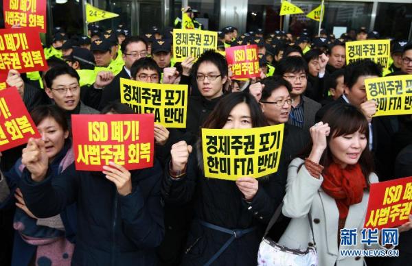 韩国民主议员向主席台扔催泪弹（图）